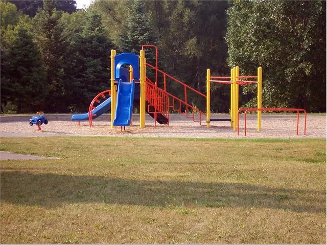 Ground-level view of Moyse Parkette
