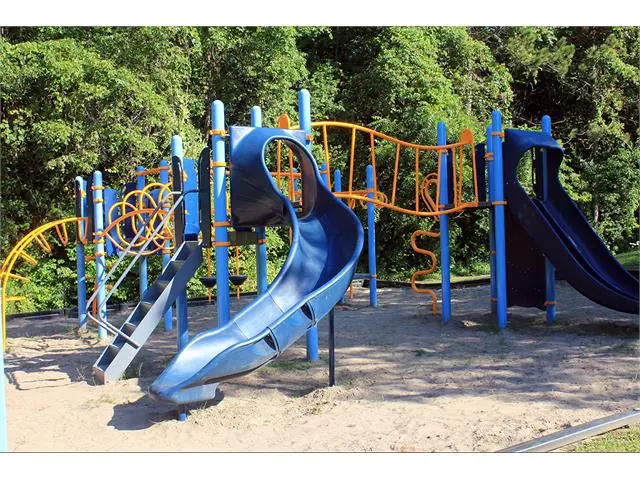 Ground-level view of Whitecliffe Parkette